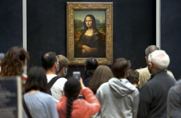Το Μουσείο του Λούβρου δημοπρατεί μια μοναδική ευκαιρία να δείτε τη Μόνα Λίζα από πάρα πολύ κοντά