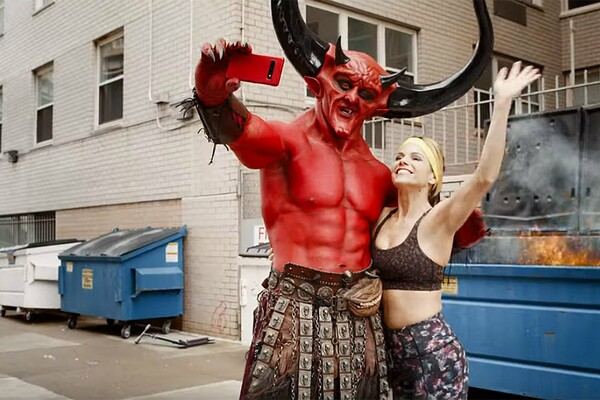 «Σατανάς και 2020 έγιναν ζευγάρι»: Ο Ράιαν Ρέινολντς τρολάρει τη χρονιά που πέρασε