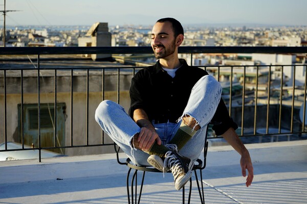 Η Θεσσαλονίκη δεν βγάζει μόνο ραπ και λαϊκά: Η αντισυμβατική, ποιητική, queer ποπ του capétte