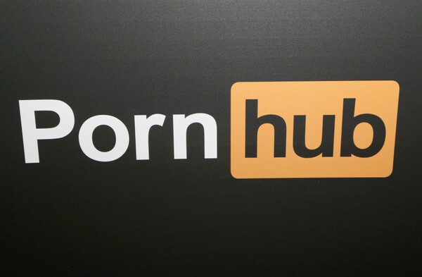 Pornhub: Ομαδική μήνυση από 40 γυναίκες - θύματα trafficking στη μητρική MindGeek