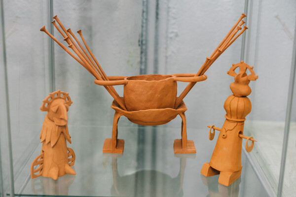 Τα πρωτότυπα, «εξωγήινα» γλυπτά κεραμικά της Ναταλίας Μαντά