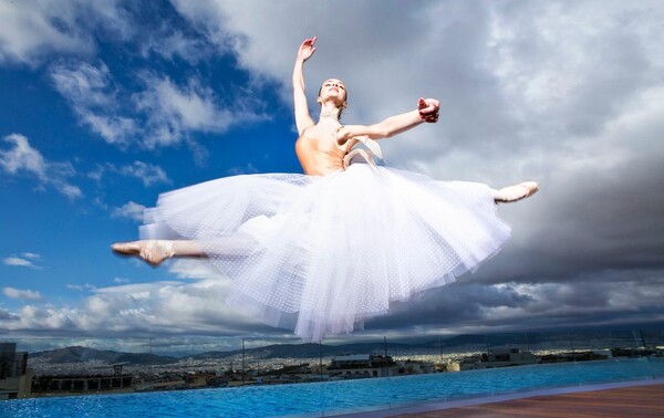 Η μπαλαρίνα Έλλη Τσιτσιπά χορεύει μέσα στο Athens Capital Hotel-MGallery Collection