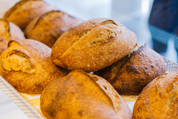 Ξέχνα τις προκάτ μπαγκέτες: Στο «Kora» θα βρεις αληθινό ψωμί με προζύμι