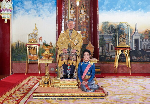 Ο μονάρχης της Ταϊλάνδης επανέφερε στη θέση της τη βασιλική σύντροφο- Είχε πέσει σε δυσμένεια