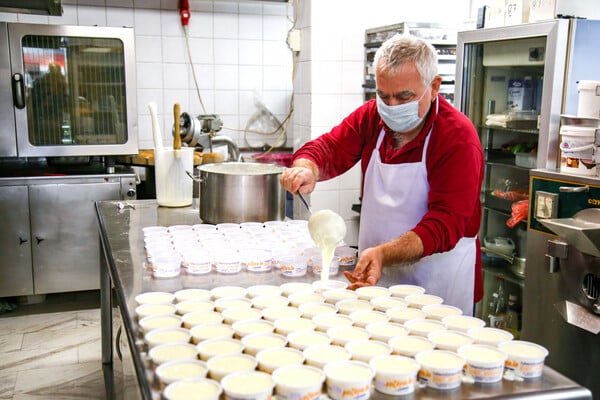 Μελιστάλακτο, Αμαρυλλίς, Μαστρονικόλας, Αντωνίου: 4 κλασικά ζαχαροπλαστεία του Πειραιά που ξεχωρίζουν