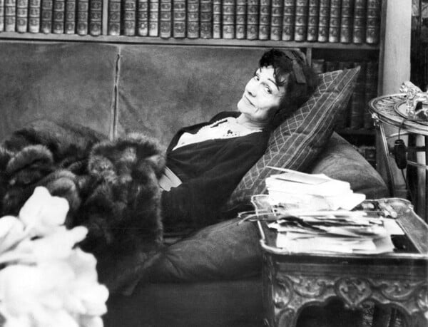 Coco Chanel: η γυναίκα που άλλαξε την ιστορία του ενδύματος τον 20ό αιώνα