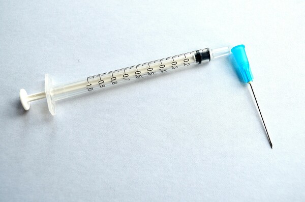 Kορωνοϊός: Η Κομισιόν απαντά στα σενάρια για «παράλληλα συμβόλαια» έξτρα δόσεων του εμβολίου στην Ευρώπη