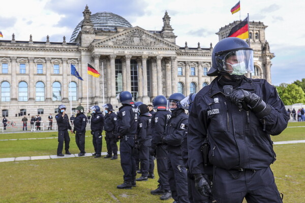 Η Γερμανία ενισχύει τη φύλαξη του κοινοβουλίου μετά την εισβολή στο Καπιτώλιο
