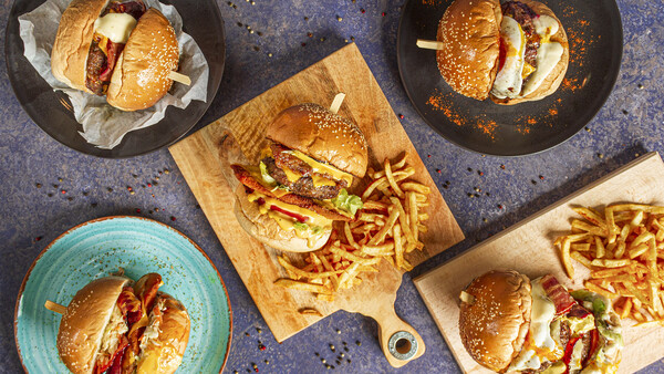 Burger Fest Home Edition: Πώς θα απολαύσετε μερικά από τα καλύτερα burgers της πόλης στο σπίτι σας