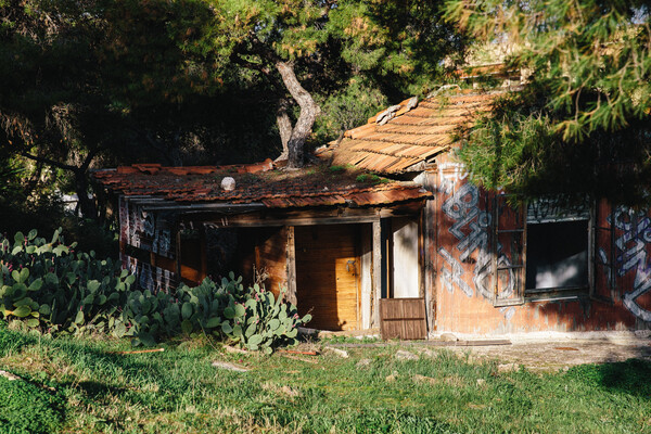 Οι κρυμμένες Παράγκες της Βουλιαγμένης