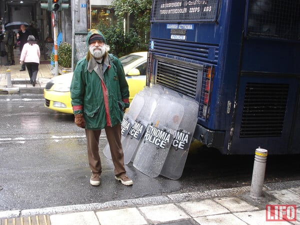 O Τέος Ρόμβος, μια κομβική μορφή του ελληνικού underground, μιλάει στη LIFO