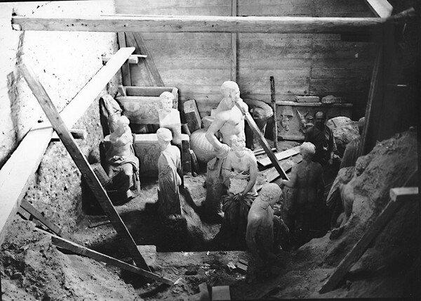 Τα θαμμένα αγάλματα του πολέμου 