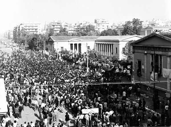 «Είδα τις μάχες του Πολυτεχνείου μέσα από το τζάμι του μαγαζιού μου»