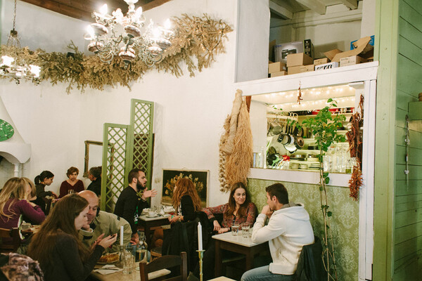 Πώς το Γιασεμί στα σκαλιά της Πλάκας έγινε το πιό όμορφο Ελληνικό καφενείο