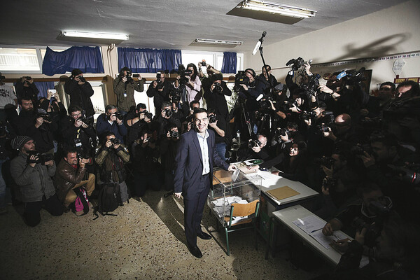 Ο φωτογράφος που έχει τραβήξει τις πιο εμβληματικές φωτογραφίες από τις πολιτικές εξελίξεις