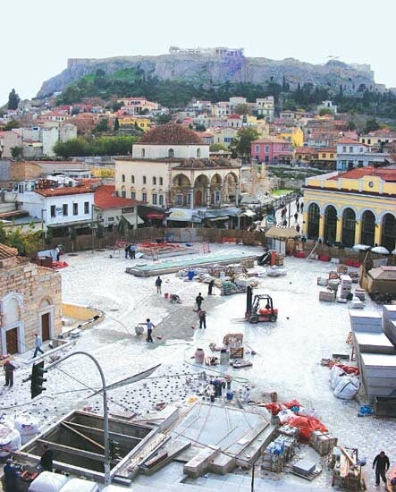 Η αναμορφωμένη πλατεία στο Μοναστηράκι