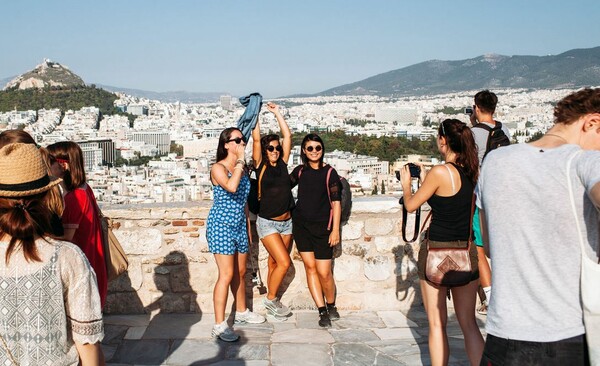Τι θέλουν όλοι αυτοί οι τουρίστες στην Αθήνα;