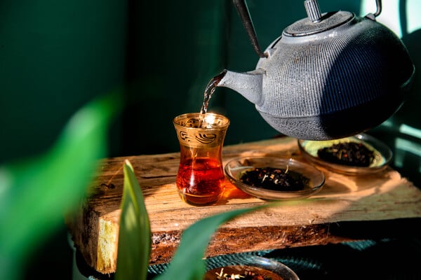 Πώς πίνεται σωστά το τσάι και πού θα βρεις τα καλύτερα τσάγια στην Αθήνα
