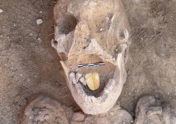 Σπάνιο εύρημα: Αρχαιολόγοι ανακάλυψαν μούμια 2.000 ετών με χρυσή γλώσσα