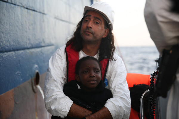 Ο Νικόλας Παπαχρυσοστόμου ταξιδεύει από τη Μεσόγειο μέχρι το Μπανγκλαντές, όπου υπάρχει ανάγκη