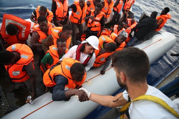 Ο Νικόλας Παπαχρυσοστόμου ταξιδεύει από τη Μεσόγειο μέχρι το Μπανγκλαντές, όπου υπάρχει ανάγκη