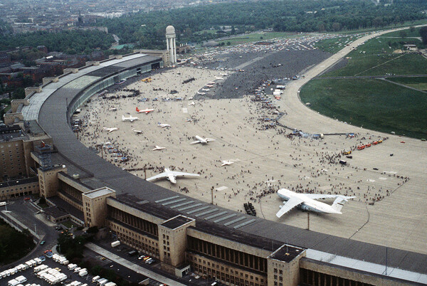 Tempelhof. Το ιστορικό αεροδρόμιο του Βερολίνου μετατρέπεται σε πάρκο.