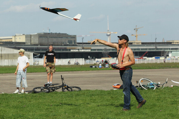 Tempelhof. Το ιστορικό αεροδρόμιο του Βερολίνου μετατρέπεται σε πάρκο.