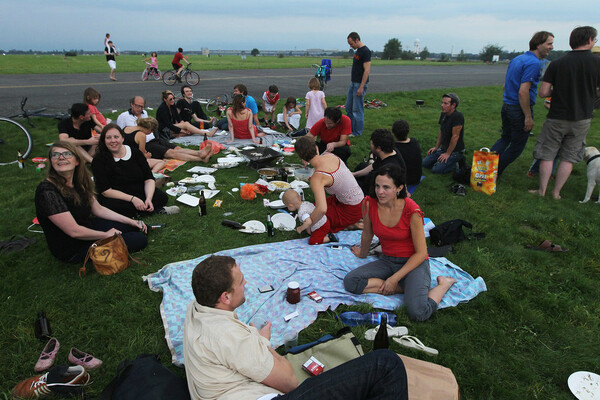 Tempelhof. Το ιστορικό αεροδρόμιο του Βερολίνου μετατρέπεται σε πάρκο.