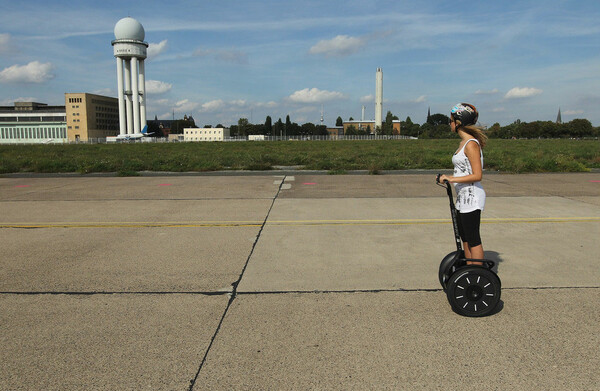 Tempelhof. Το ιστορικό αεροδρόμιο του Βερολίνου μετατρέπεται σε πάρκο.