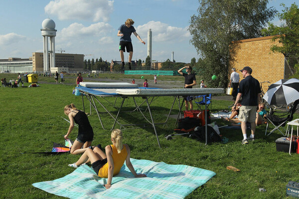 Tempelhof. Το ιστορικό αεροδρόμιο του Βερολίνου μετατρέπεται σε πάρκο.