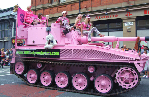 Προδότες και Υπερήρωες. Pink Army.