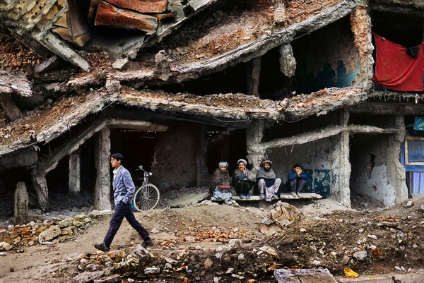 10 φωτογραφίες του Steve McCurry σαν μυθιστόρημα