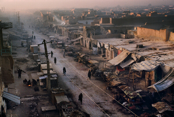 10 φωτογραφίες του Steve McCurry σαν μυθιστόρημα