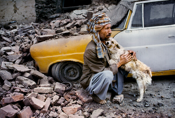 10 φωτογραφίες του Steve McCurry σαν μυθιστόρημα