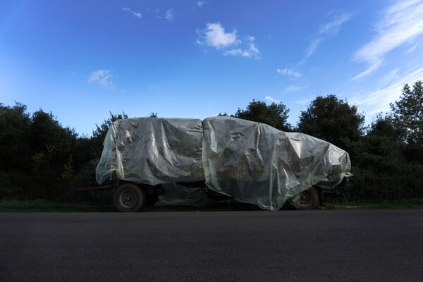 The packing materials are loose, and move during shipping