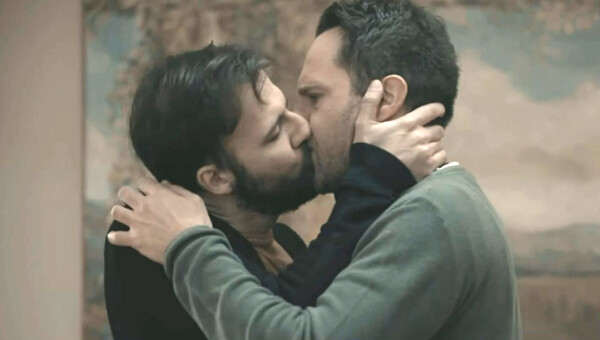 Κύπρος: Το γκέι φιλί στην κρατική τηλεόραση προκάλεσε αντιδράσεις και ο σκηνοθέτης υπερασπίστηκε την σκηνή αγάπης