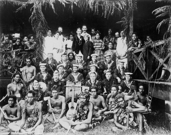 Οι παράξενες, πολύ παράξενες οι φωτογραφίες του Στίβενσον στις νήσους Σαμόα