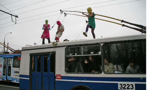 Το "βλάσφημο" σόου και η ιστορία των Pussy Riot.