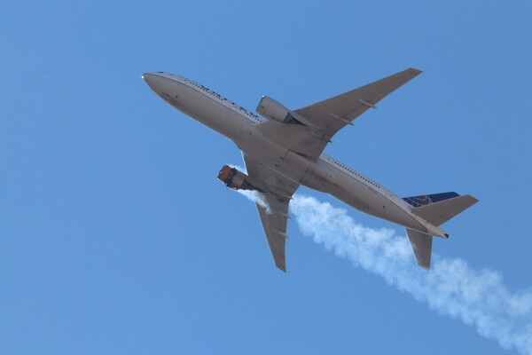 Η Boeing καθηλώνει δεκάδες 777 μετά το ατύχημα πάνω από το Ντένβερ