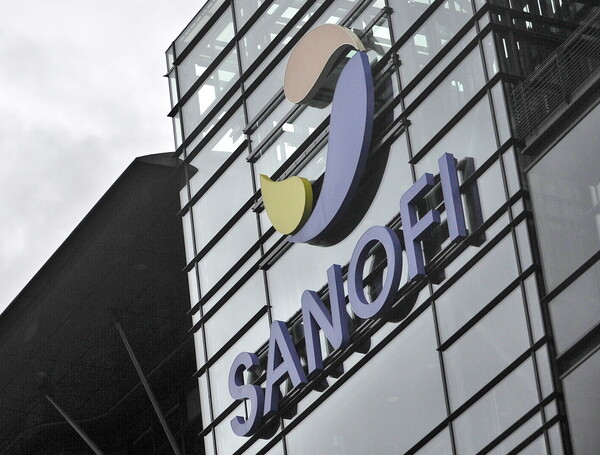 Κορωνοϊός: Η Sanofi θα βοηθήσει την Johnson & Johnson στην παραγωγή εμβολίου - 12 εκατ. δόσεις τον μήνα