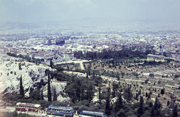 Αθήνα, Μύκονος και Ρόδος του '60 μέσα από 25 έγχρωμες φωτογραφίες