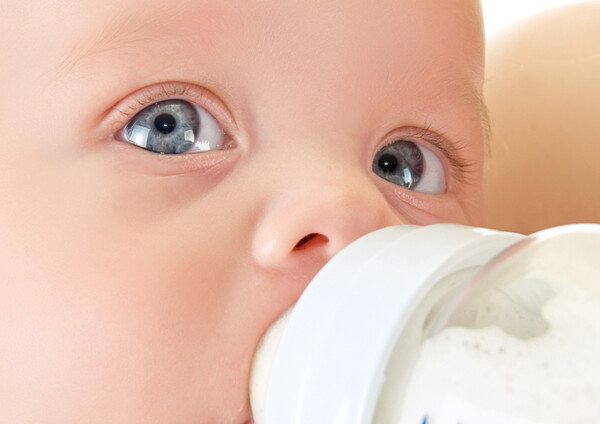 Έρευνα: Τα μωρά που ταΐζονται με μπιμπερό καταπίνουν εκατομμύρια μικροπλαστικά