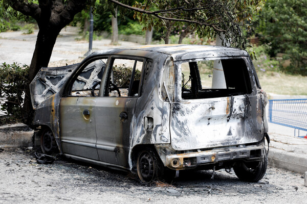 Μπαράζ εμπρησμών σε Αθήνα, Καλλιθέα και Πέραμα τα ξημερώματα - Έκαψαν αυτοκίνητα και μοτοσικλέτες