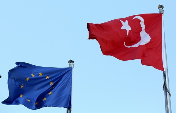 Βέμπερ: «Ναι» στην αναστολή της τελωνειακής ένωσης ΕΕ-Τουρκίας