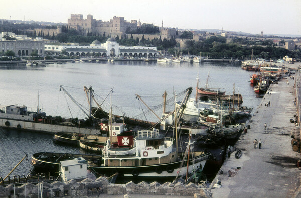 Αθήνα, Μύκονος και Ρόδος του '60 μέσα από 25 έγχρωμες φωτογραφίες