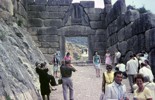 Αθήνα, Μύκονος και Ρόδος του '60 μέσα από 25 έγχρωμες φωτογραφίες