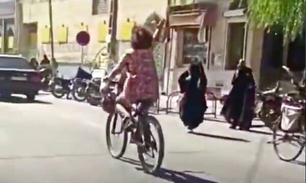 Γυναίκα στο Ιράν συνελήφθη επειδή έκανε ποδήλατο χωρίς χιτζάμπ