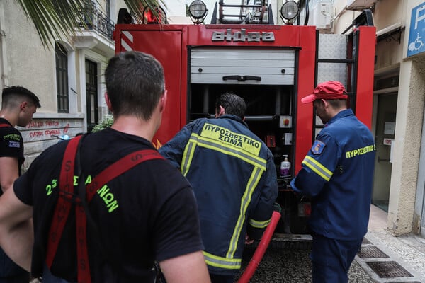 Πλατεία Κολιάτσου: Πυρκαγιά σε κτίριο - Επιχείρηση της πυροσβεστικής