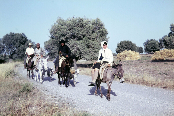 Αθήνα, Μύκονος και Ρόδος του '60 μέσα από 25 έγχρωμες φωτογραφίες