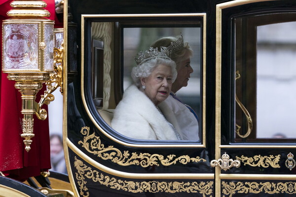 Guardian: Η βασίλισσα Ελισάβετ πίεσε την κυβέρνηση να αλλάξει νομοσχέδιο, για να κρύψει την ιδιωτική περιουσία της